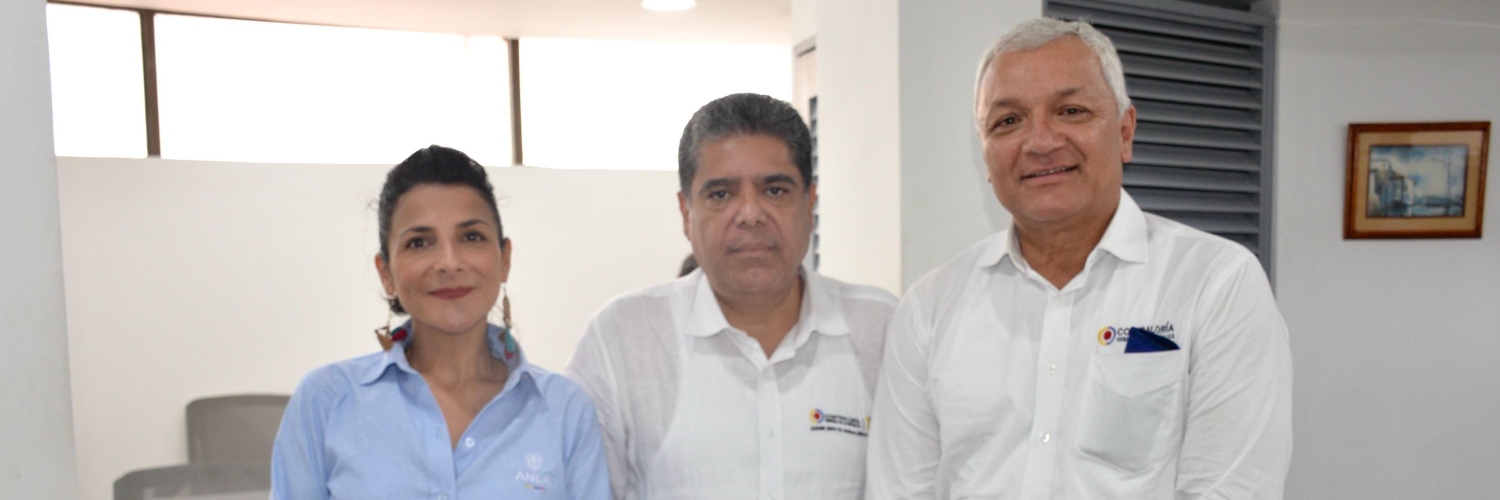 Foto de la Directora junto a funcionarios de la Contraloría