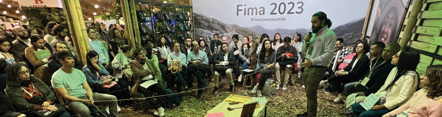 Subdirector de SMPCA dictando charla de participación evento fima