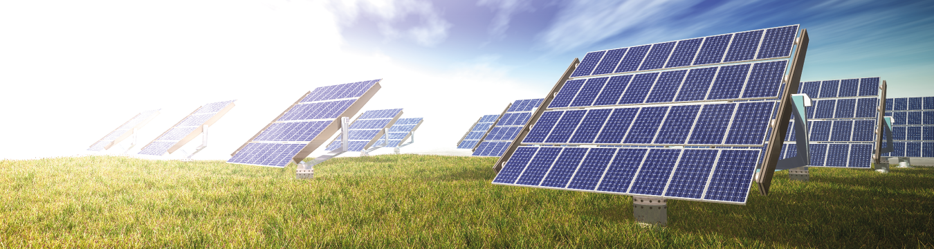 Paneles solares sobre un campo 